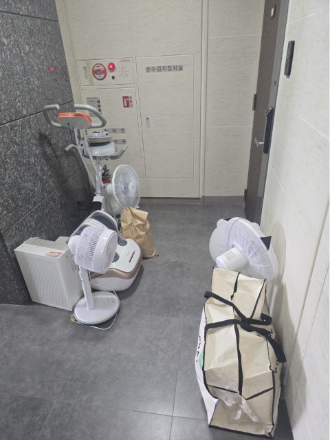 현관 쪽에 모아 둔 선풍기·운동기구·가방