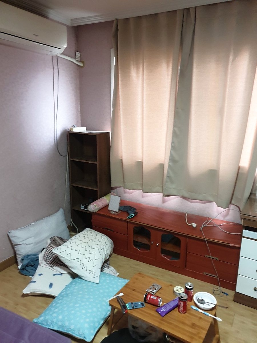 TV장·좌탁·바닥 잔짐 정리 작업 전 모습