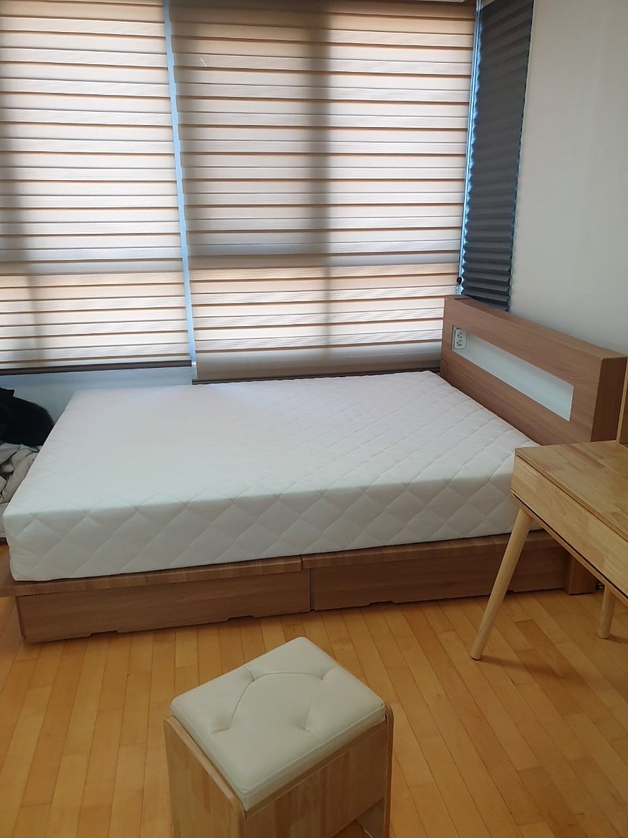 퀸 침대·스툴 수거 작업 전 모습