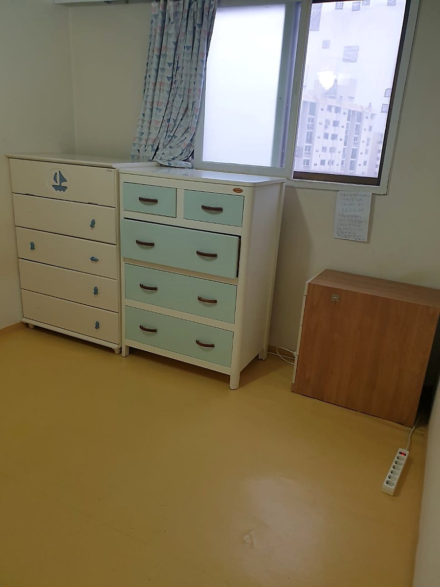 서랍장 두 개 수거 작업 전 모습