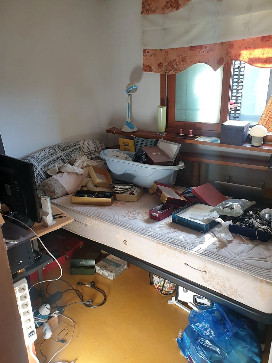 책상 주변 잔짐 정리 작업 전 모습