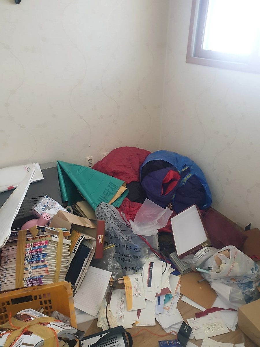 바닥 가득 쌓인 짐 정리 작업 전 모습