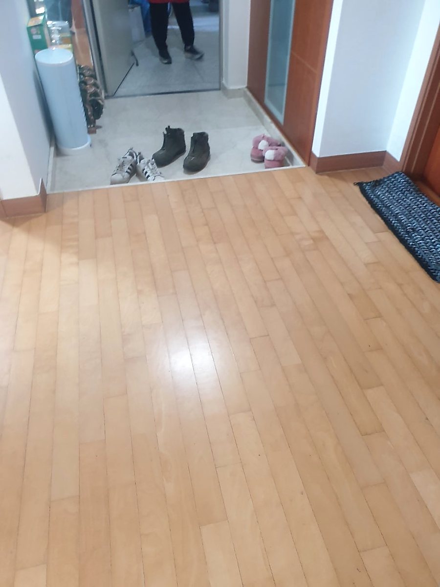 현관 앞 생활 쓰레기·잡동사니 정리 작업 후 모습