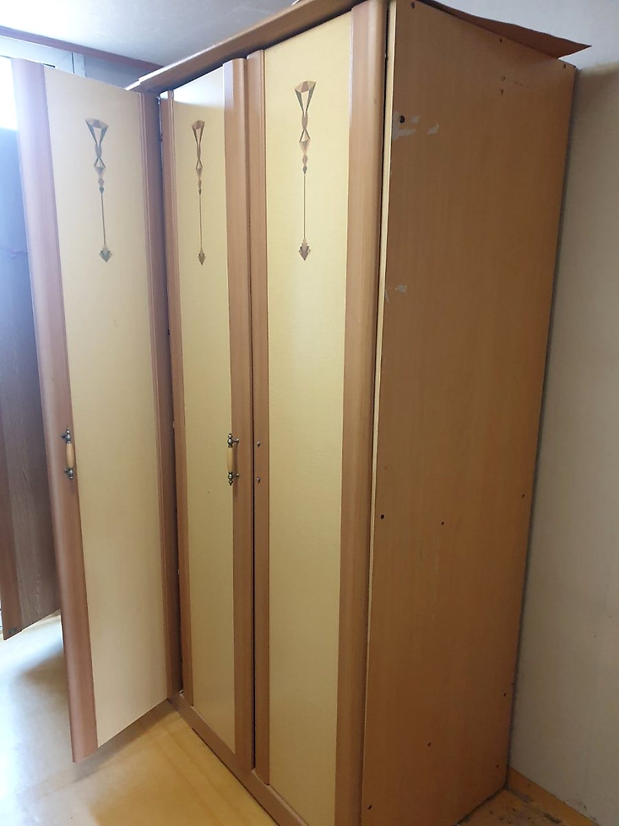 3문 장롱 해체 수거 작업 전 모습