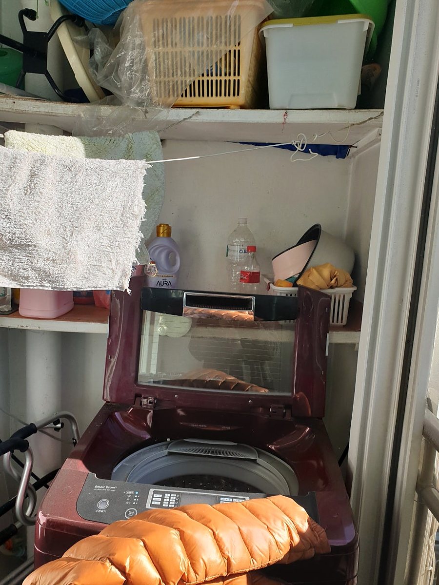 베란다 세탁기·선반 짐 정리 작업 전 모습