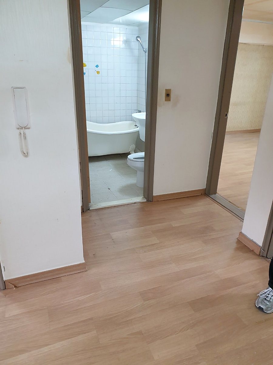 거실 장식장·잔짐 수거 작업 후 모습