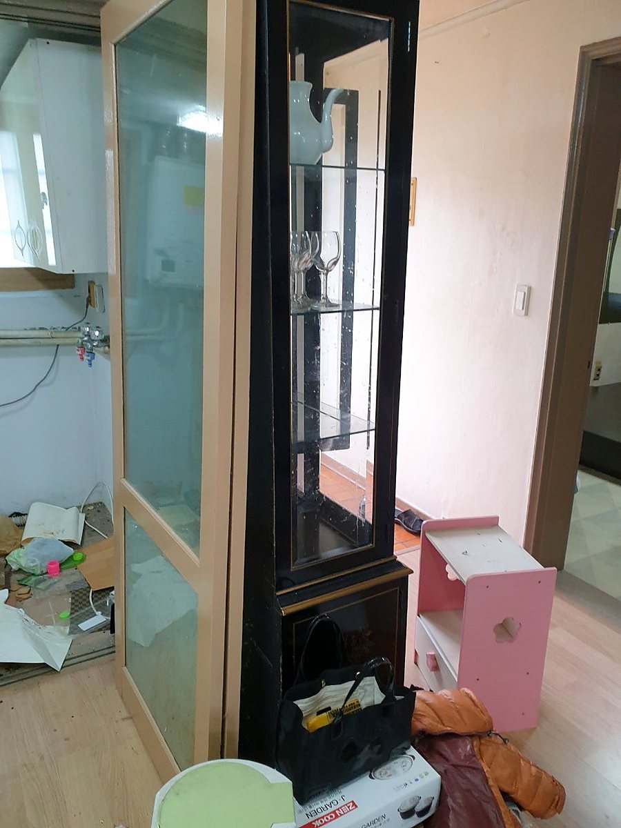 거실 장식장·잔짐 수거 작업 전 모습