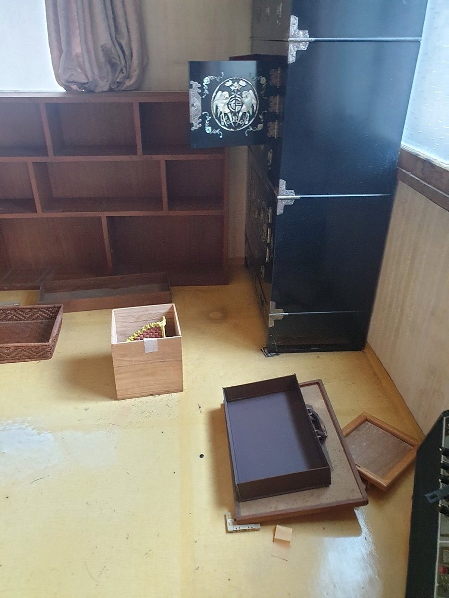 책장·TV장 해체 수거 작업 전 모습