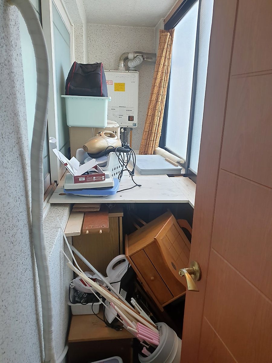 창가 책상·잡동사니 정리 작업 전 모습