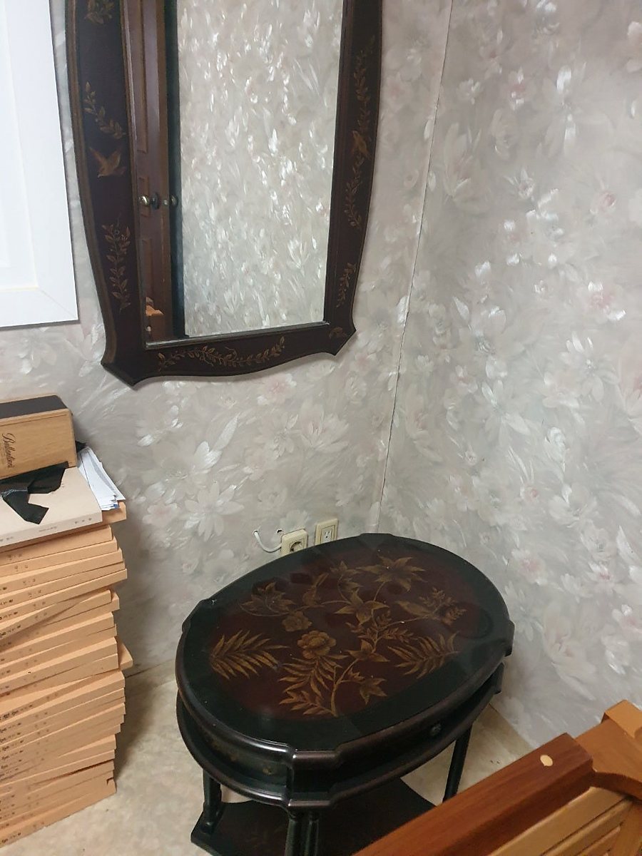 앤티크 탁자·거울 수거 작업 전 모습