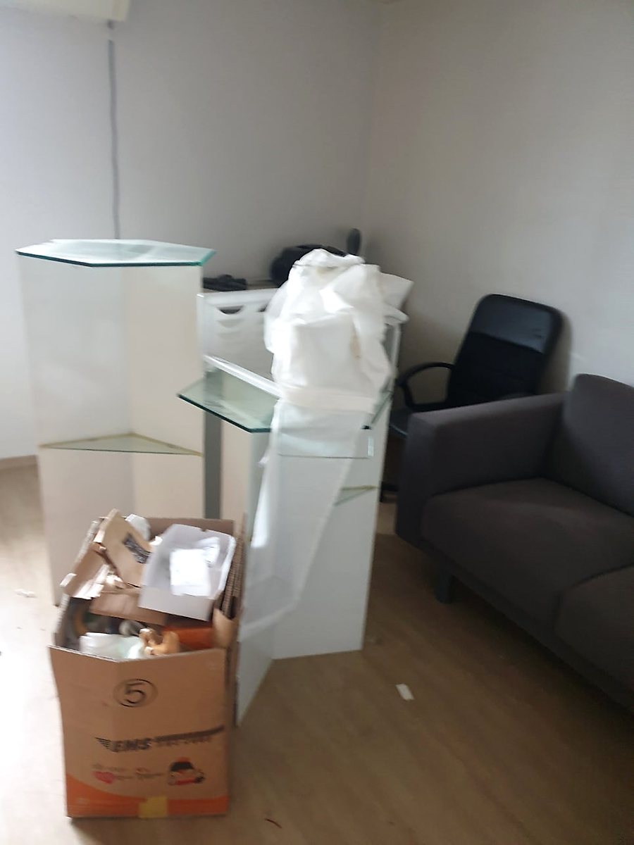 소파·장식장·상자 짐 수거 작업 전 모습