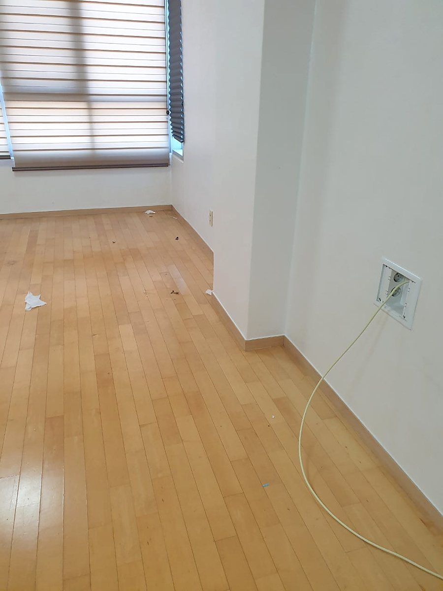 원목 서랍장·테이블 수거 작업 후 모습