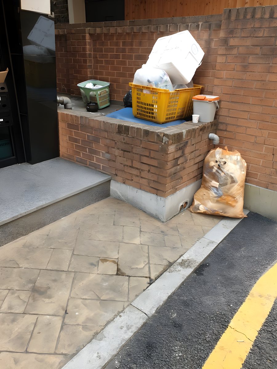 건물 앞 마대 자재 수거 작업 후 모습