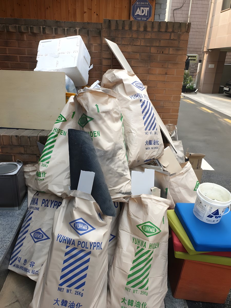 건물 앞 마대 자재 수거 작업 전 모습