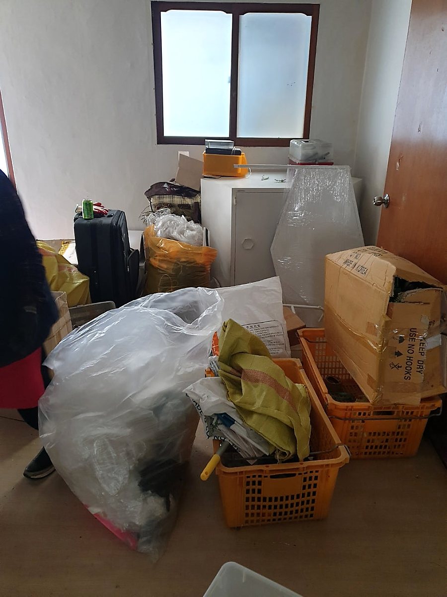 방 안 가득한 유품 정리 작업 전 모습
