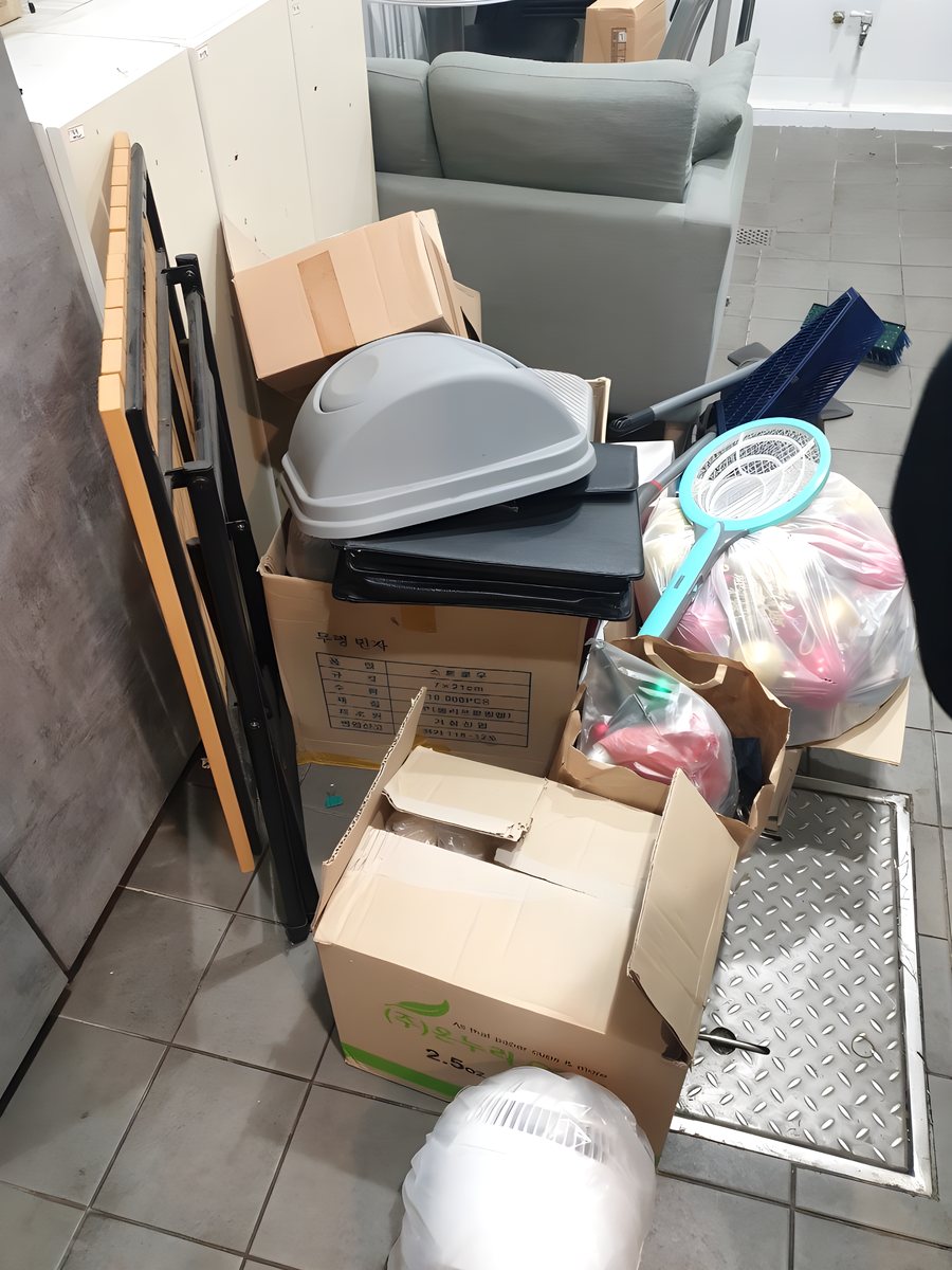 상자·의자 잡동사니 정리 작업 전 모습