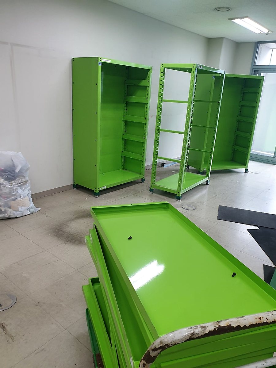 철제 진열장 수거 작업 전 모습