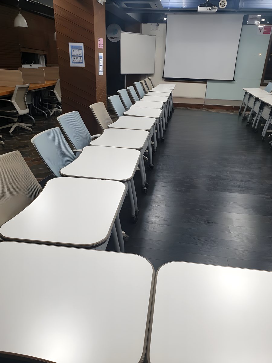 교육장 책상·의자 전체 철수 작업 전 모습