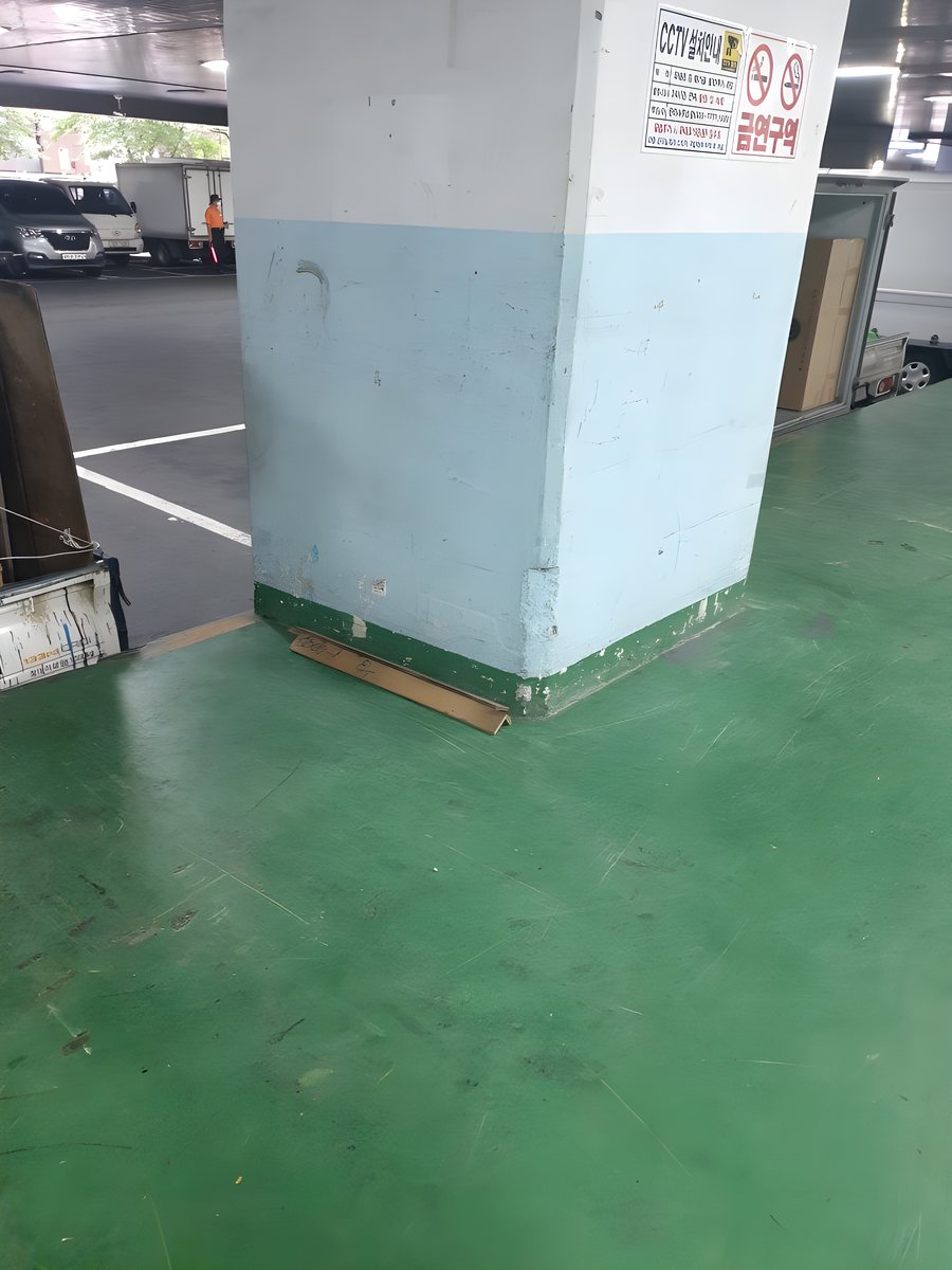 지하 창고 적재물 수거 작업 후 모습