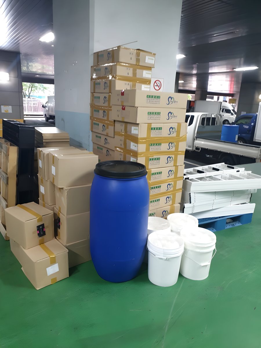 지하 창고 적재물 수거 작업 전 모습